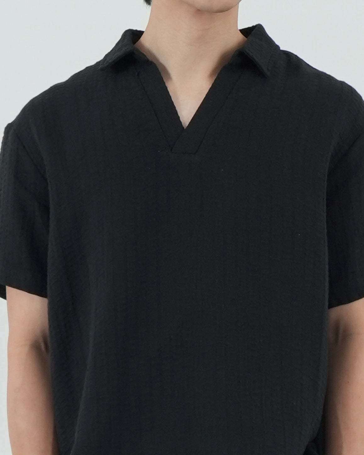 BUTTONLESS POLO in waffled black