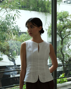 FITTED KEYHOLE TOP in white