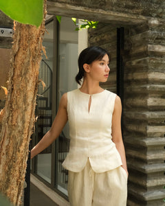 FITTED KEYHOLE TOP in cream