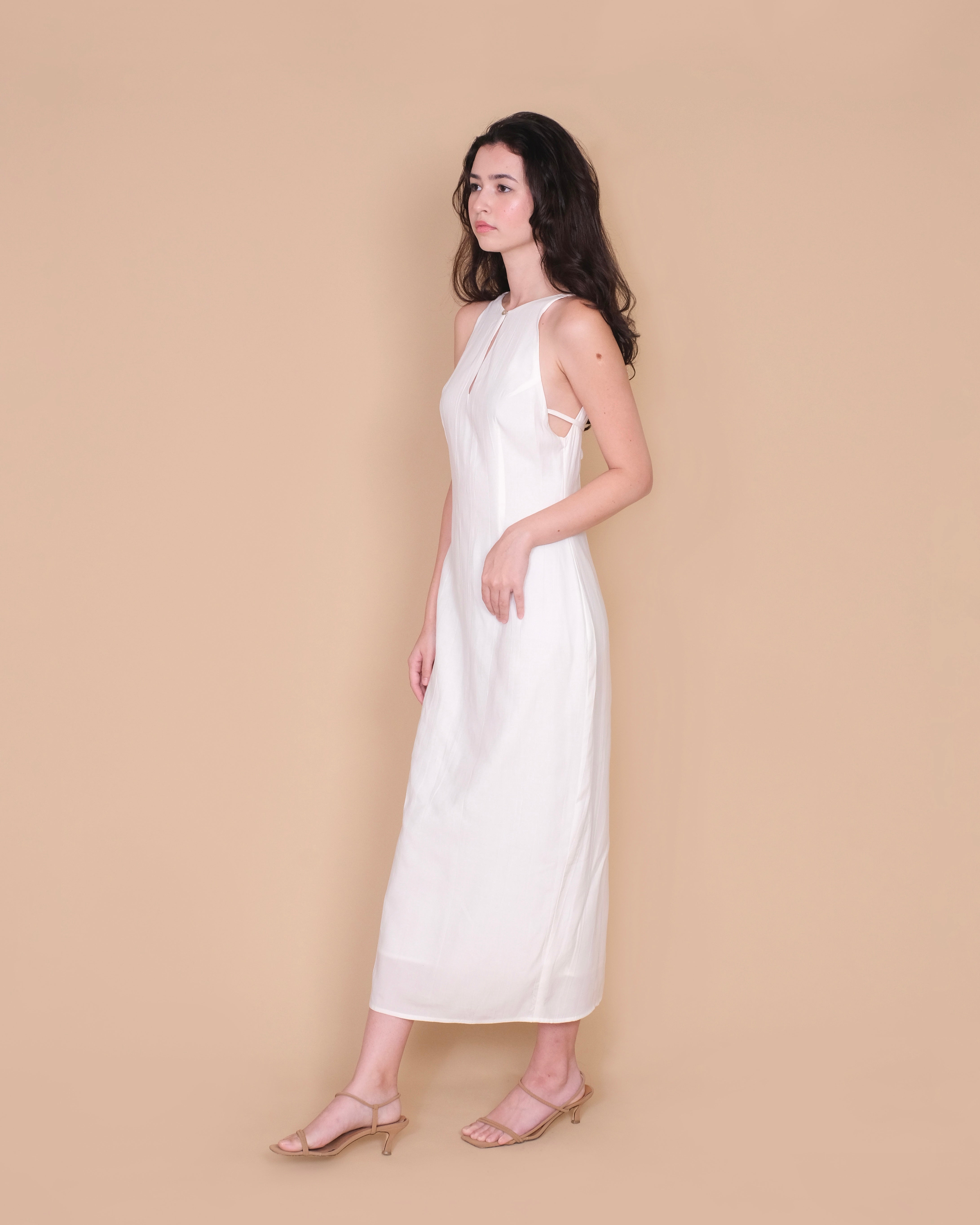 LOW BACK KEYHOLE DRESS in white