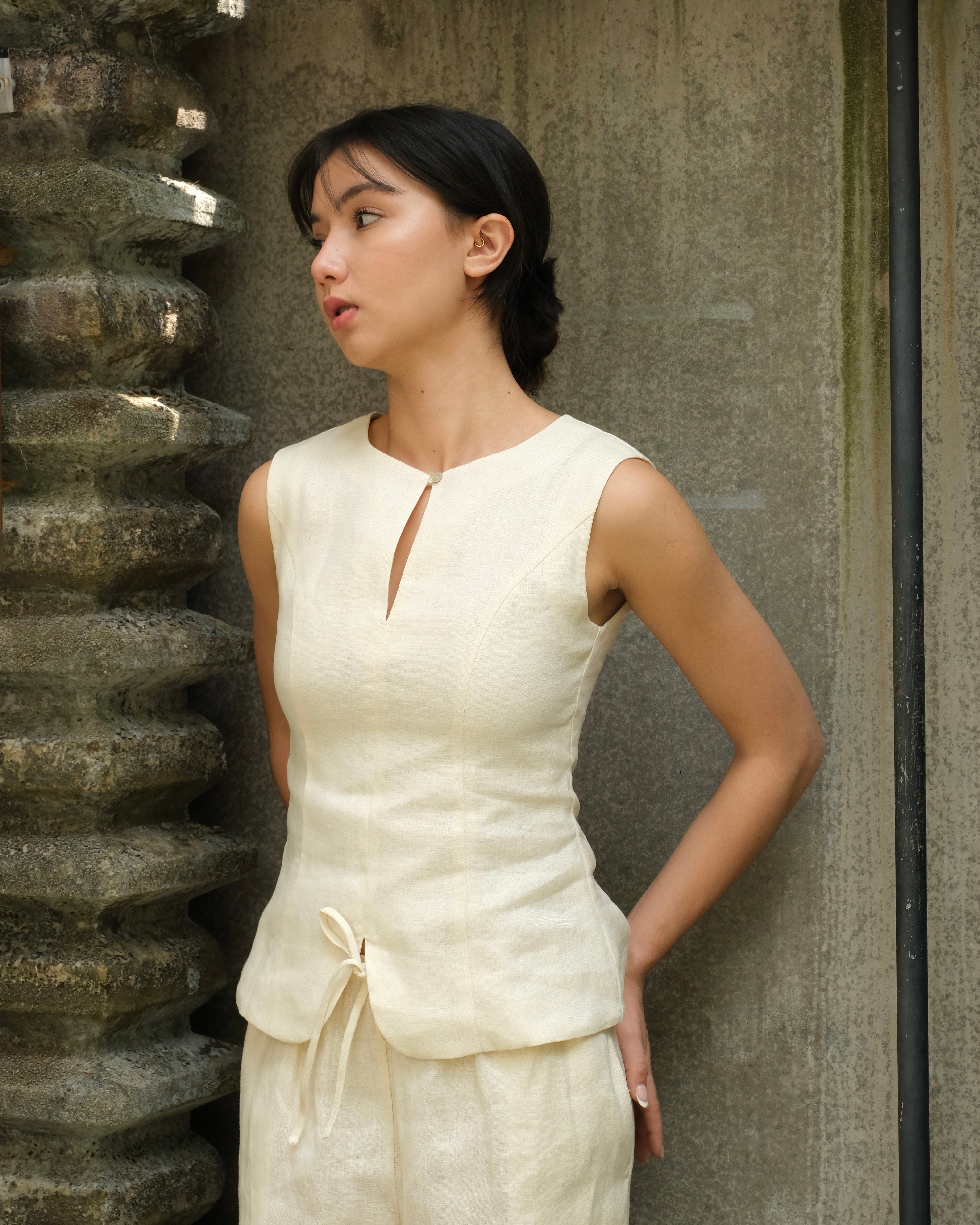 FITTED KEYHOLE TOP in cream