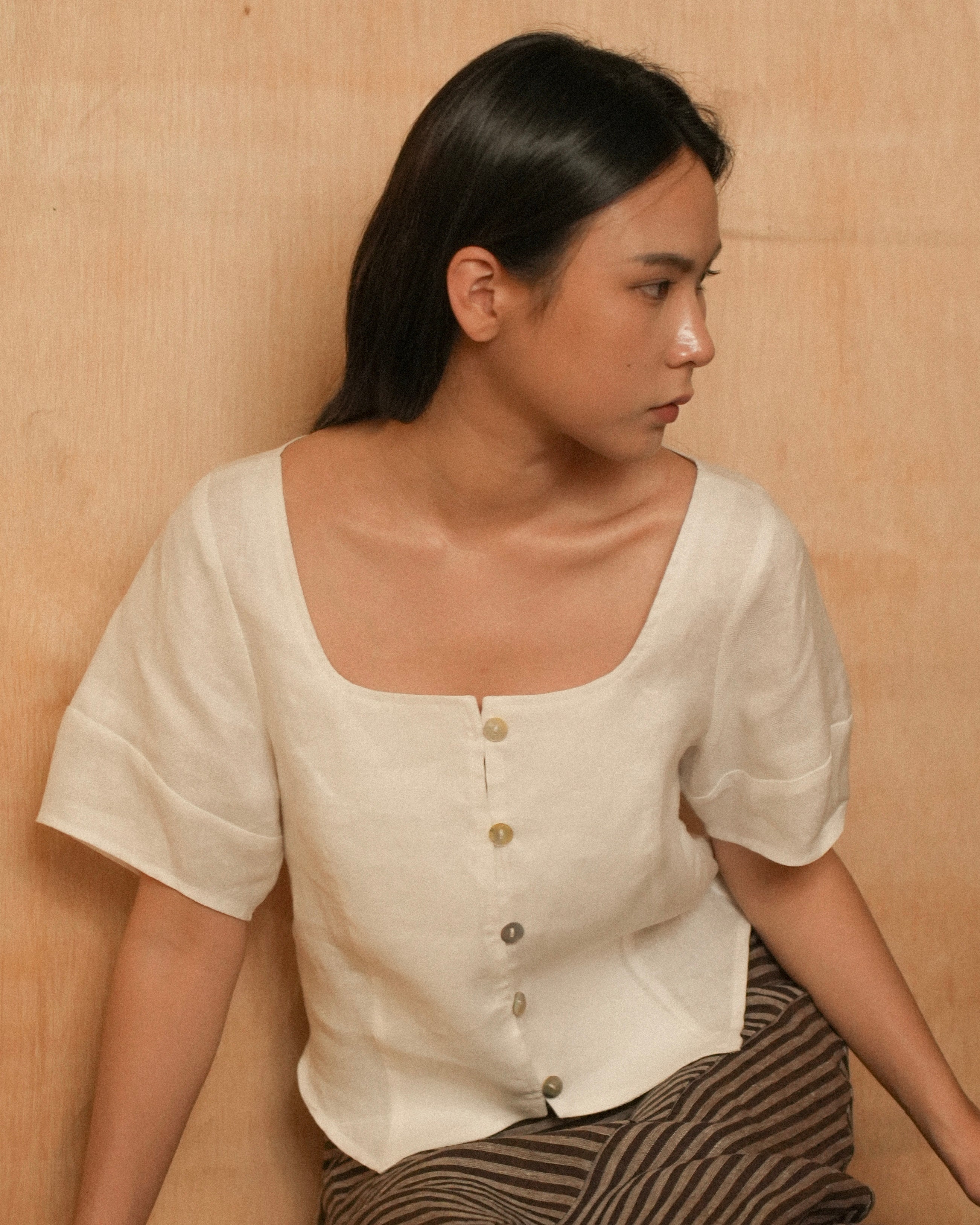 SQUARE NECK BUTTON TOP in white