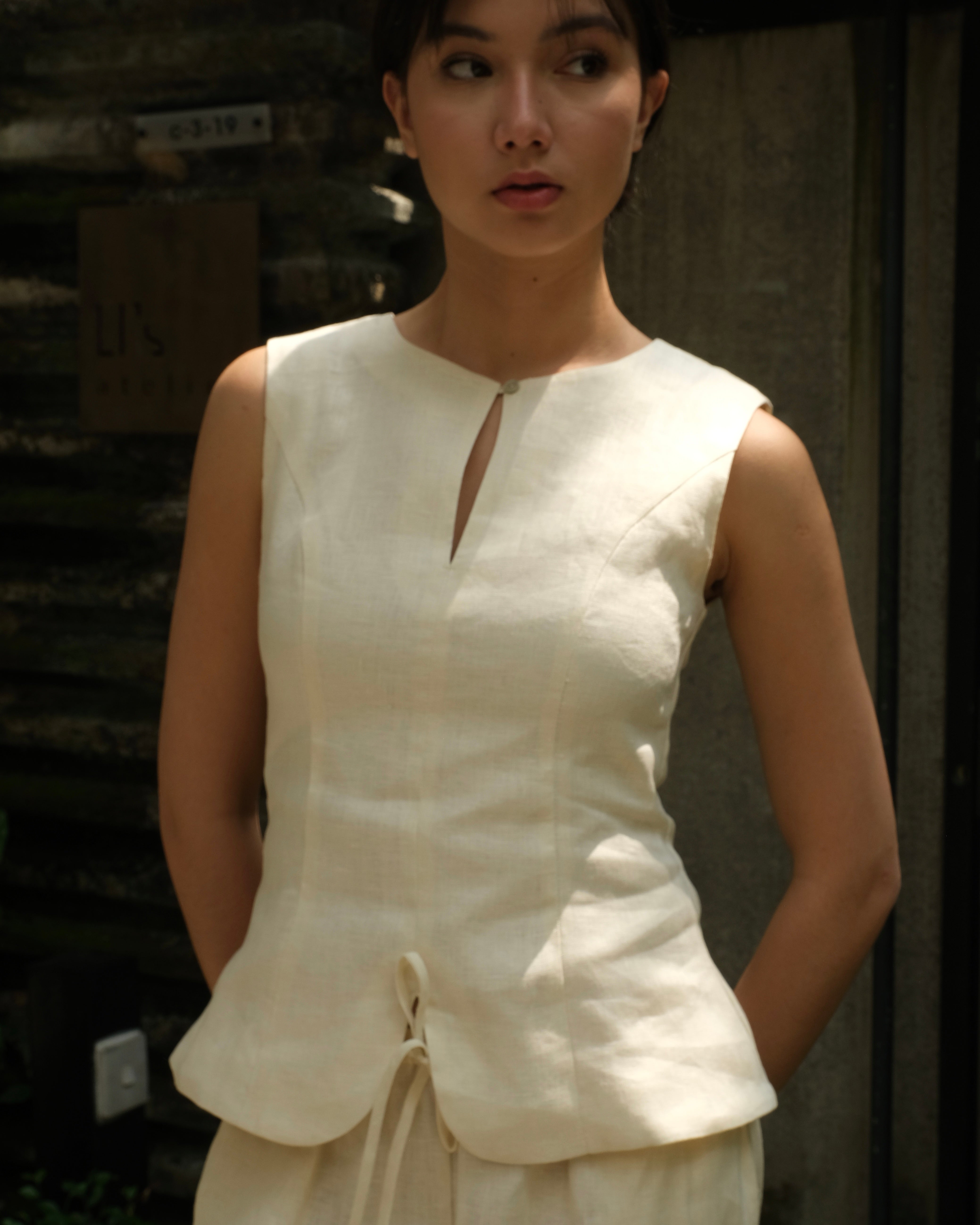 FITTED KEYHOLE TOP in cream