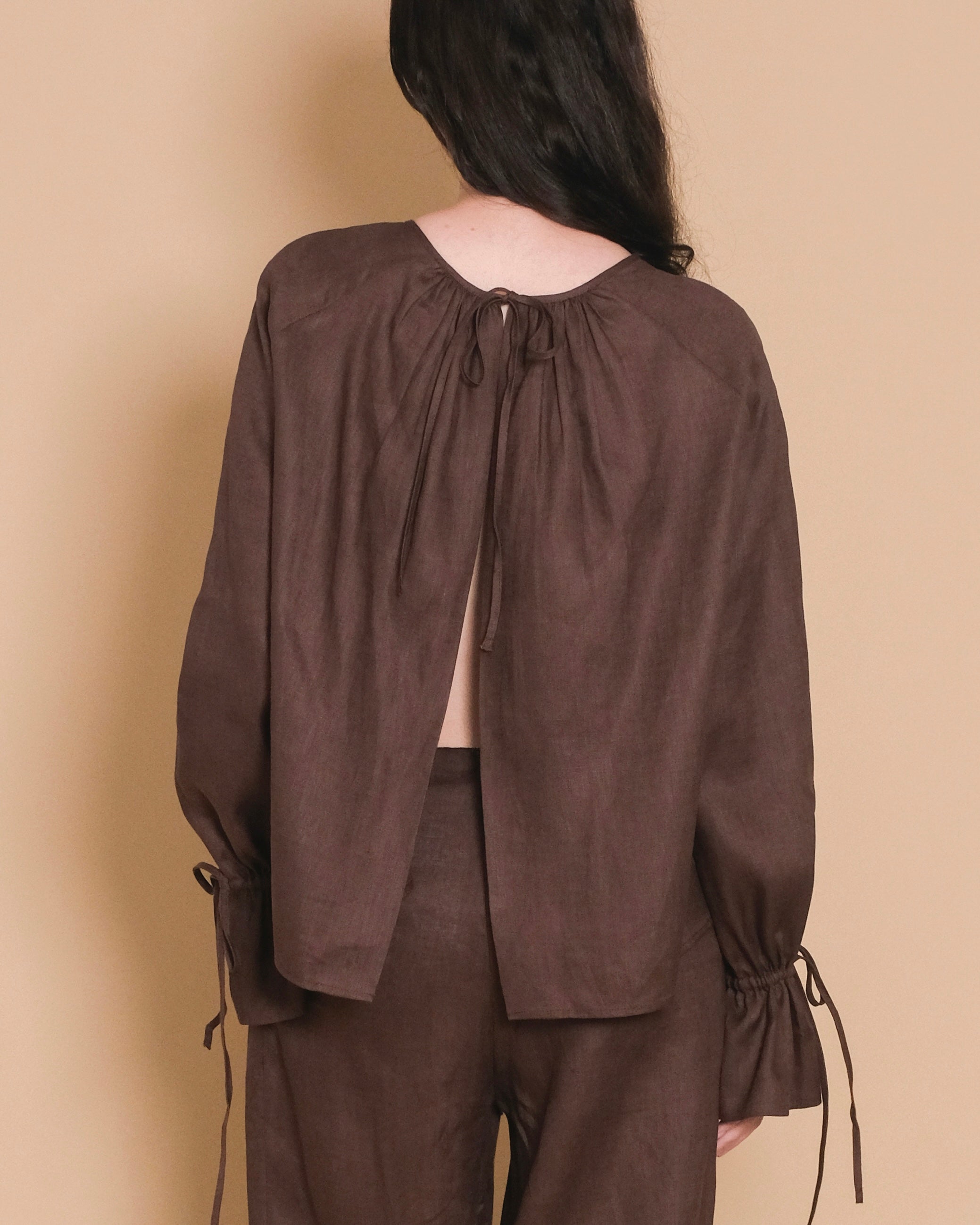 LONG SLEEVE OPEN BACK TOP in cacao