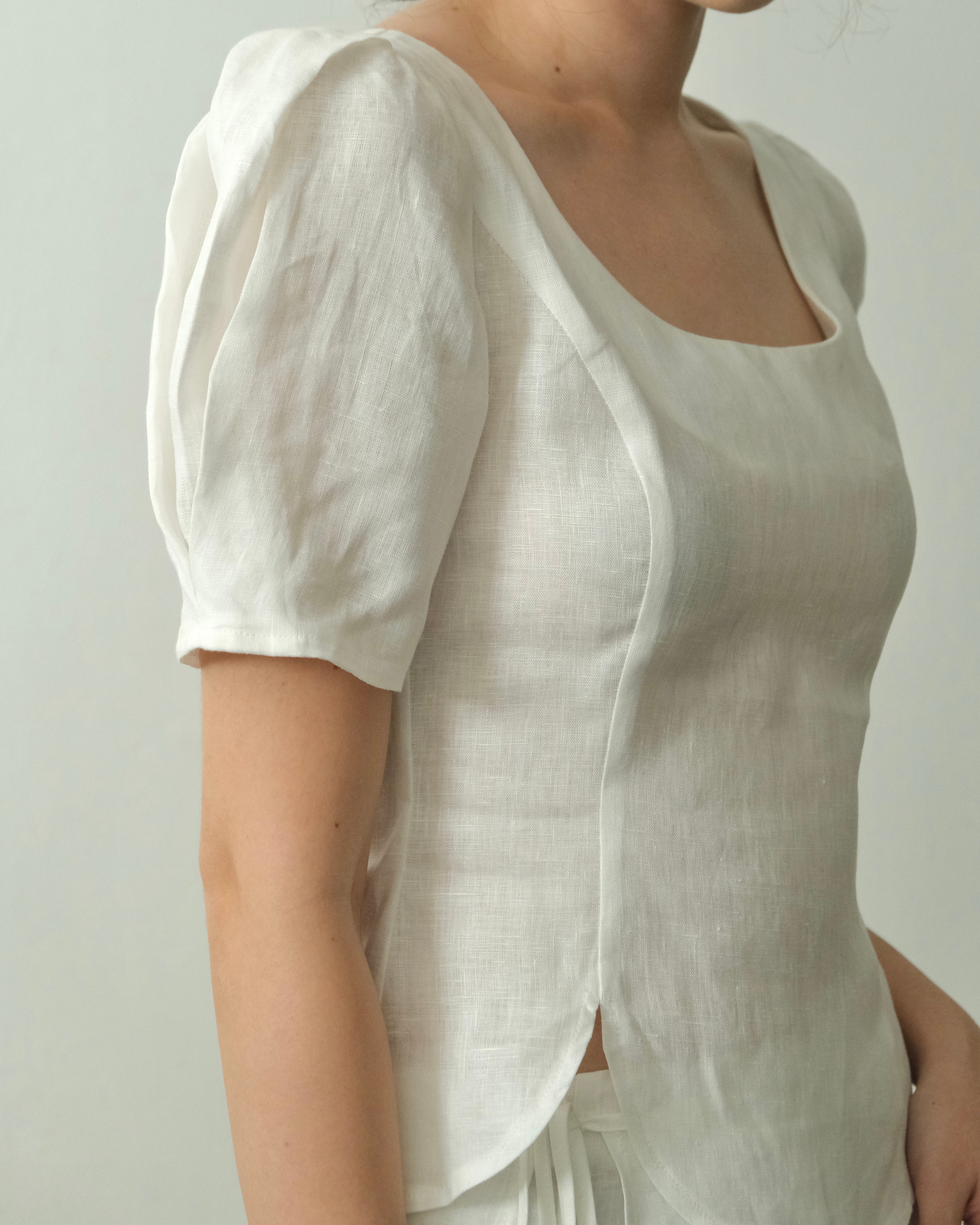 INVERTED PLEAT SLEEVE FITTED TOP in white