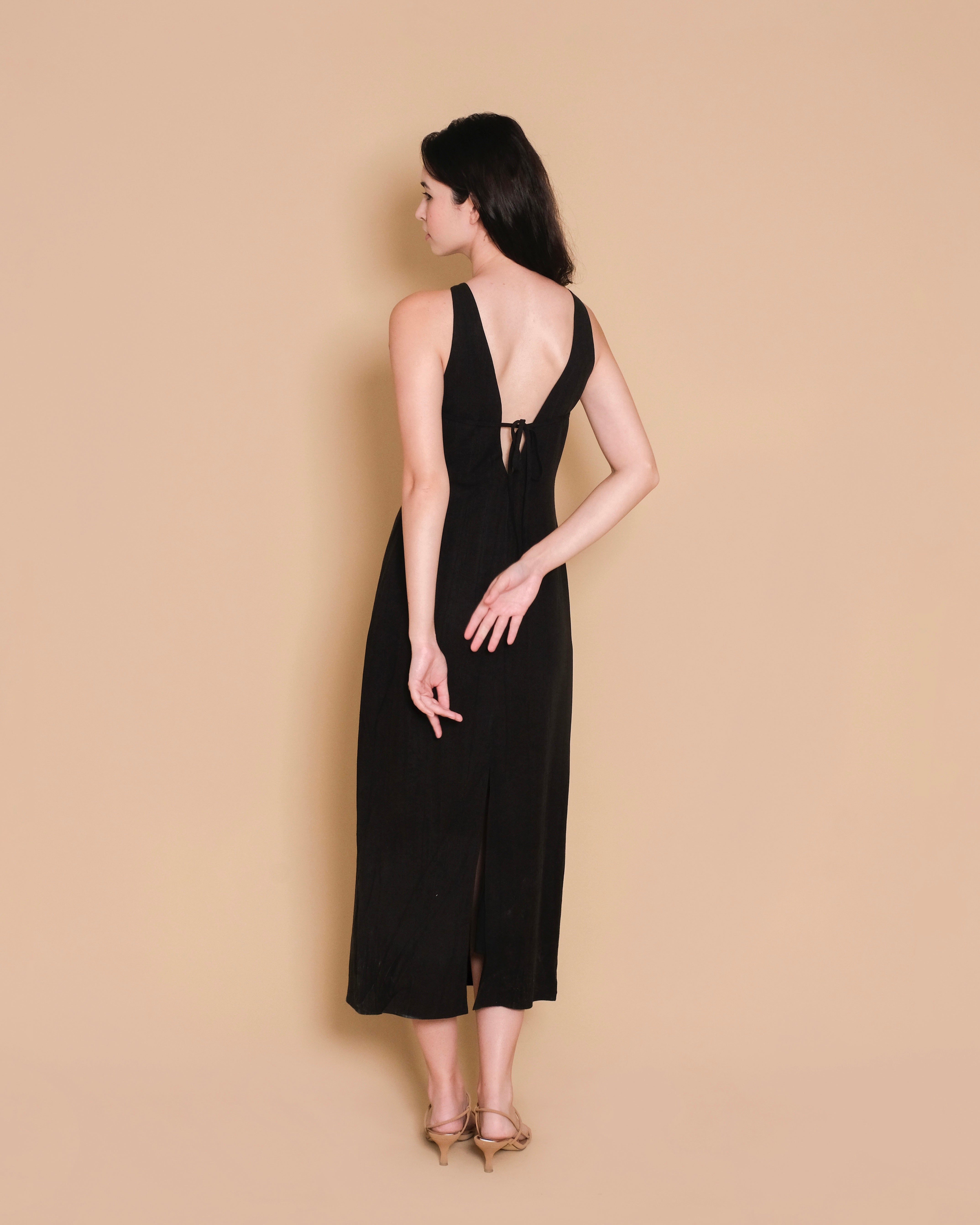 LOW BACK KEYHOLE DRESS in black