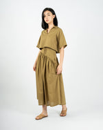 Load image into Gallery viewer, TWO-WAY BOXY COLLAR TOP in olive
