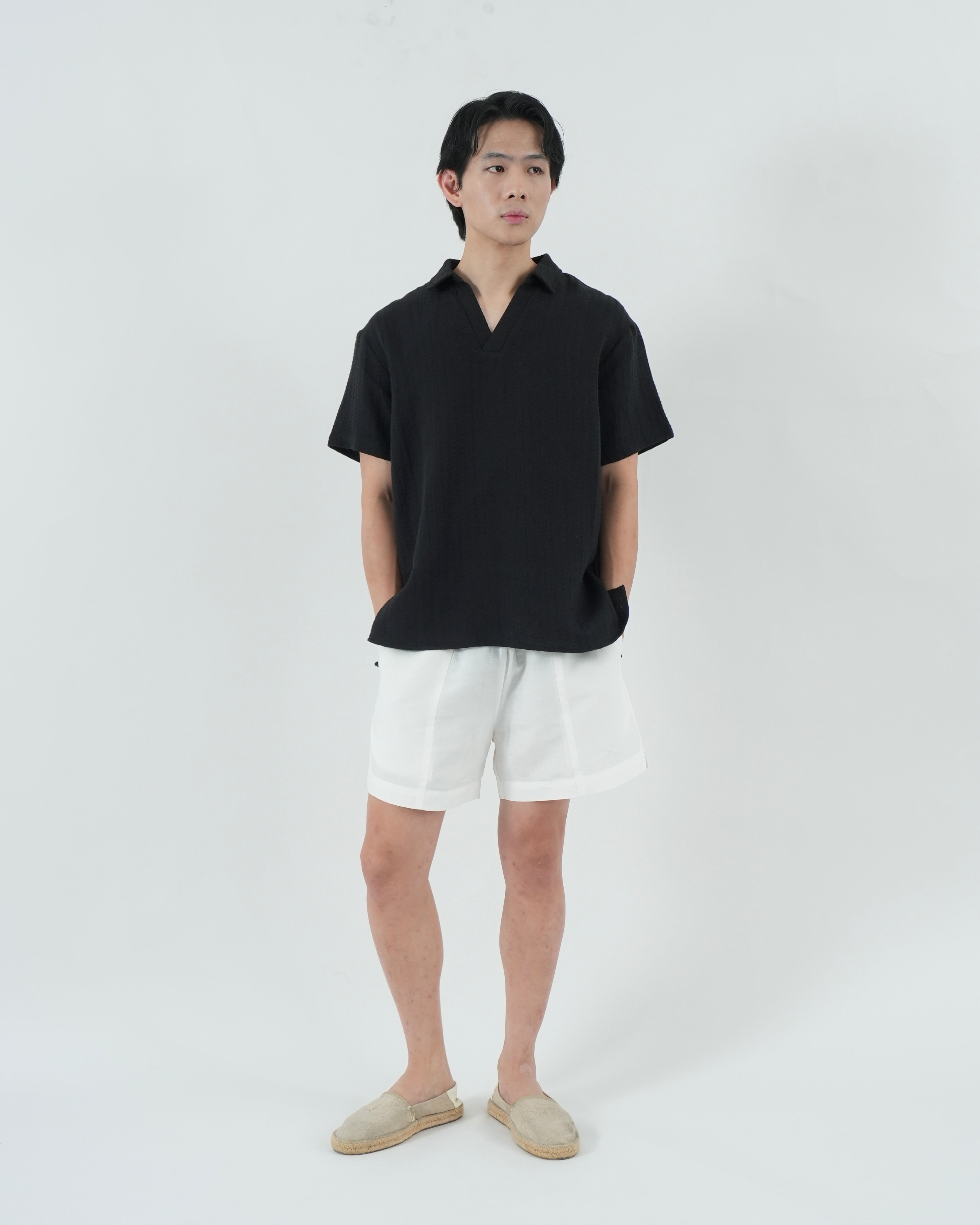 BUTTONLESS POLO in waffled black