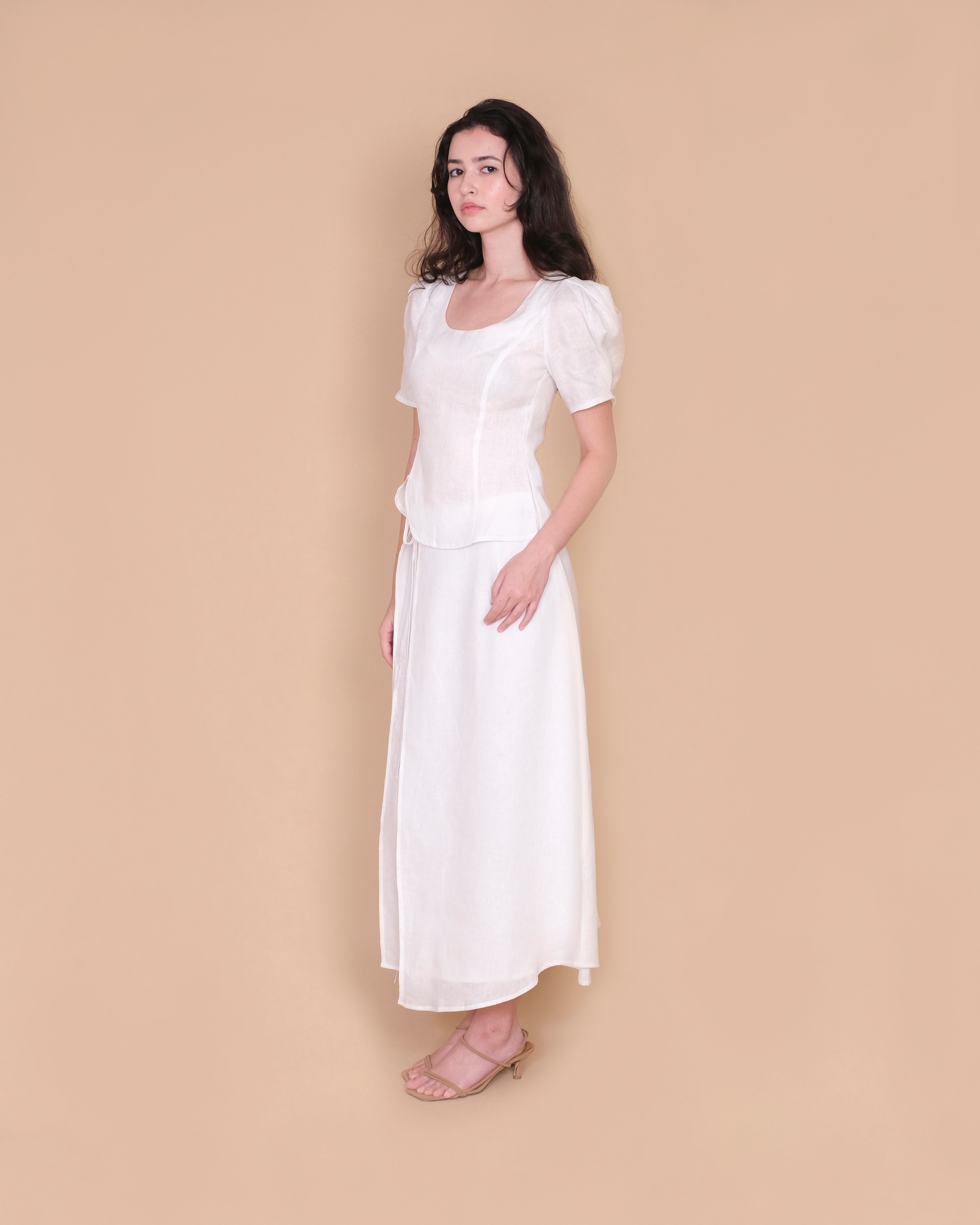 INVERTED PLEAT SLEEVE FITTED TOP in white