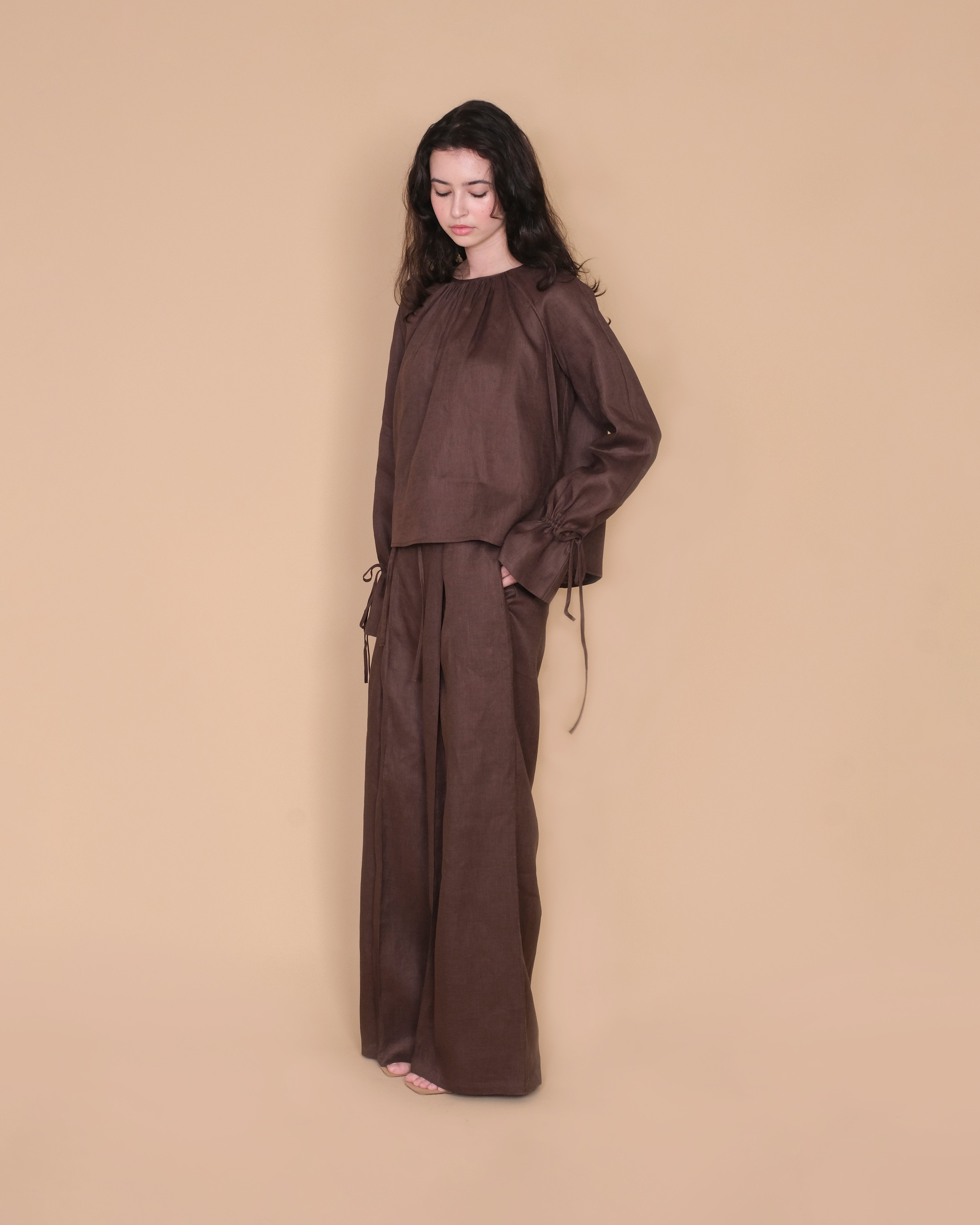 LONG SLEEVE OPEN BACK TOP in cacao