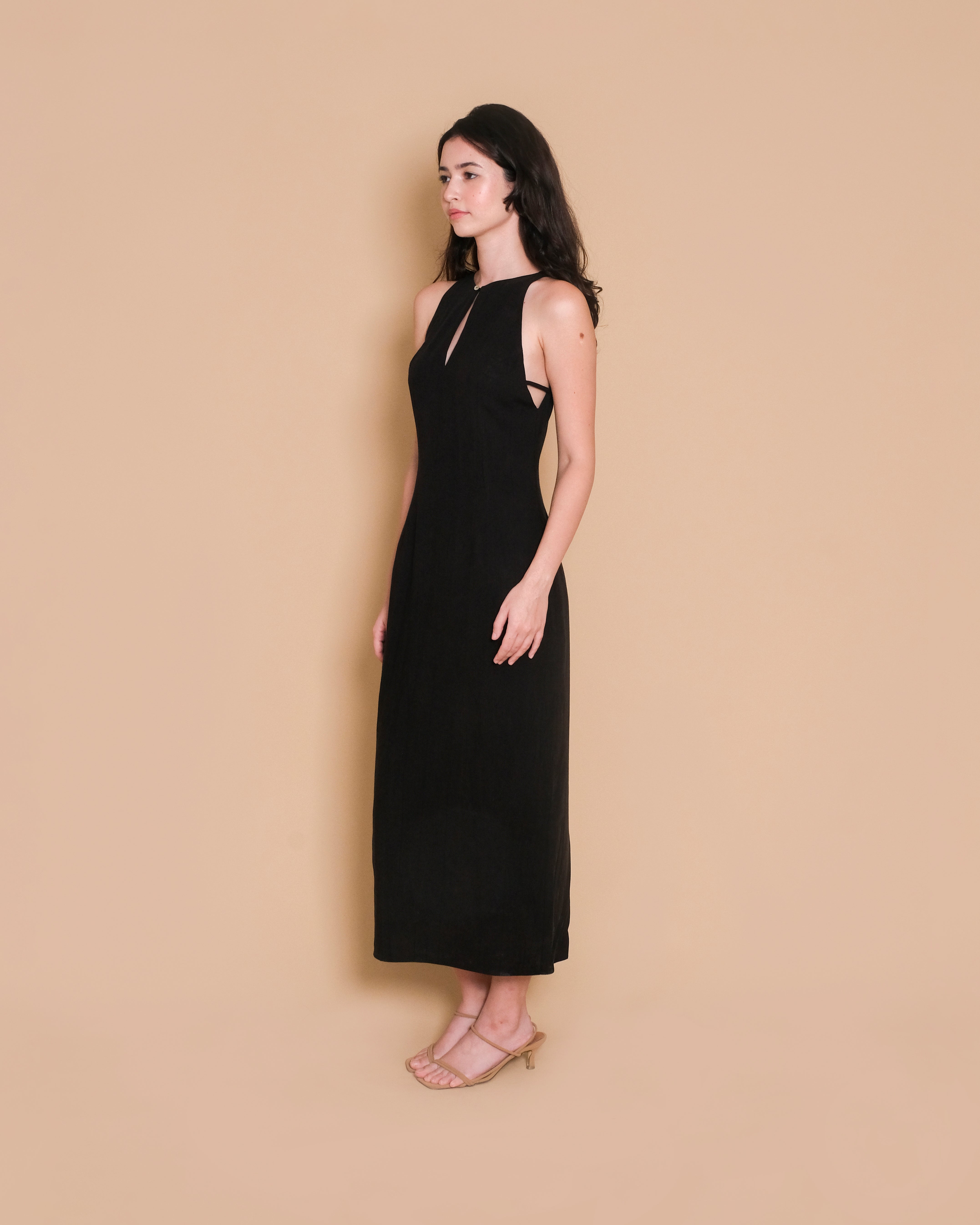 LOW BACK KEYHOLE DRESS in black