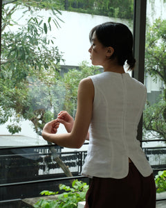 FITTED KEYHOLE TOP in white
