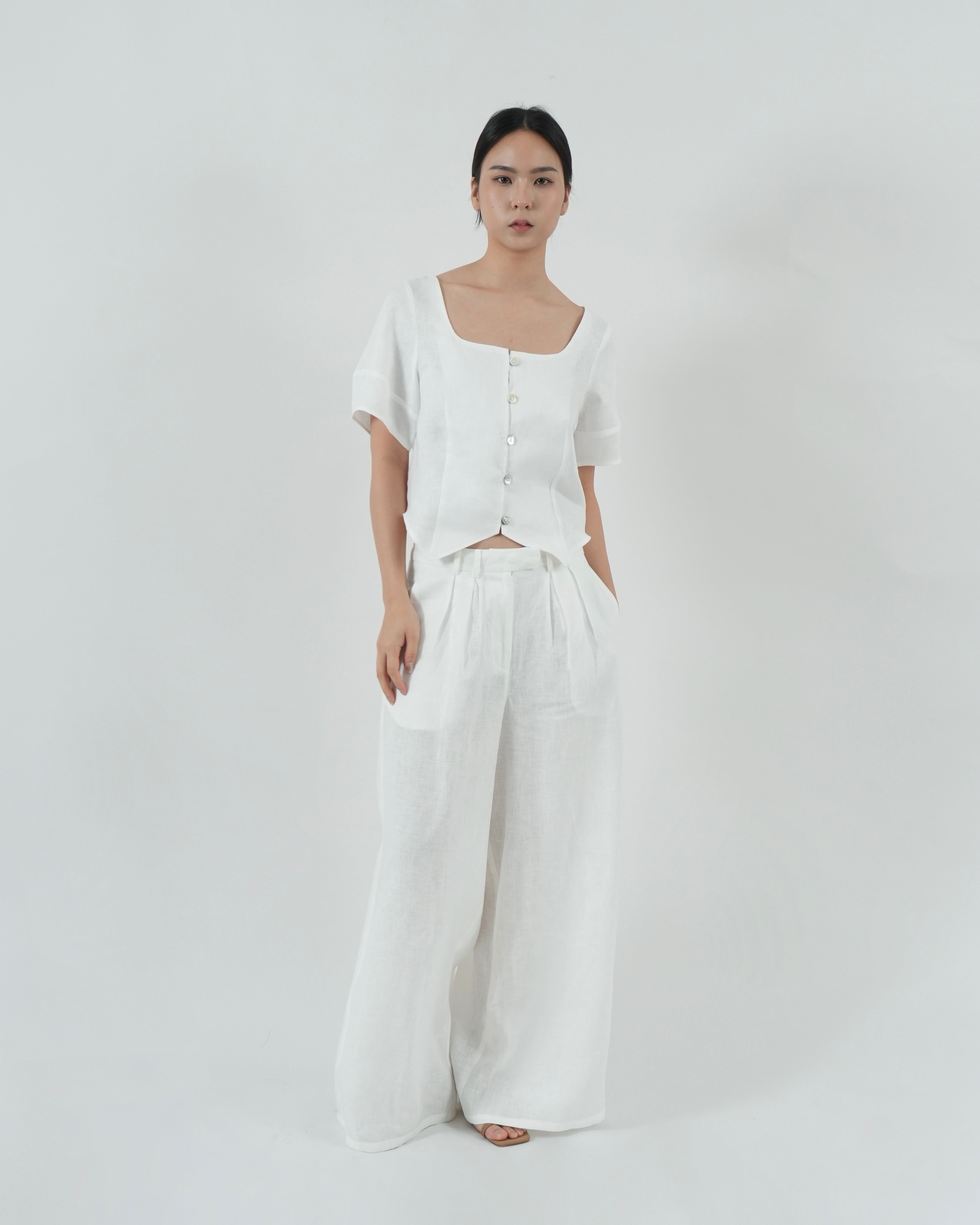 SQUARE NECK BUTTON TOP in white