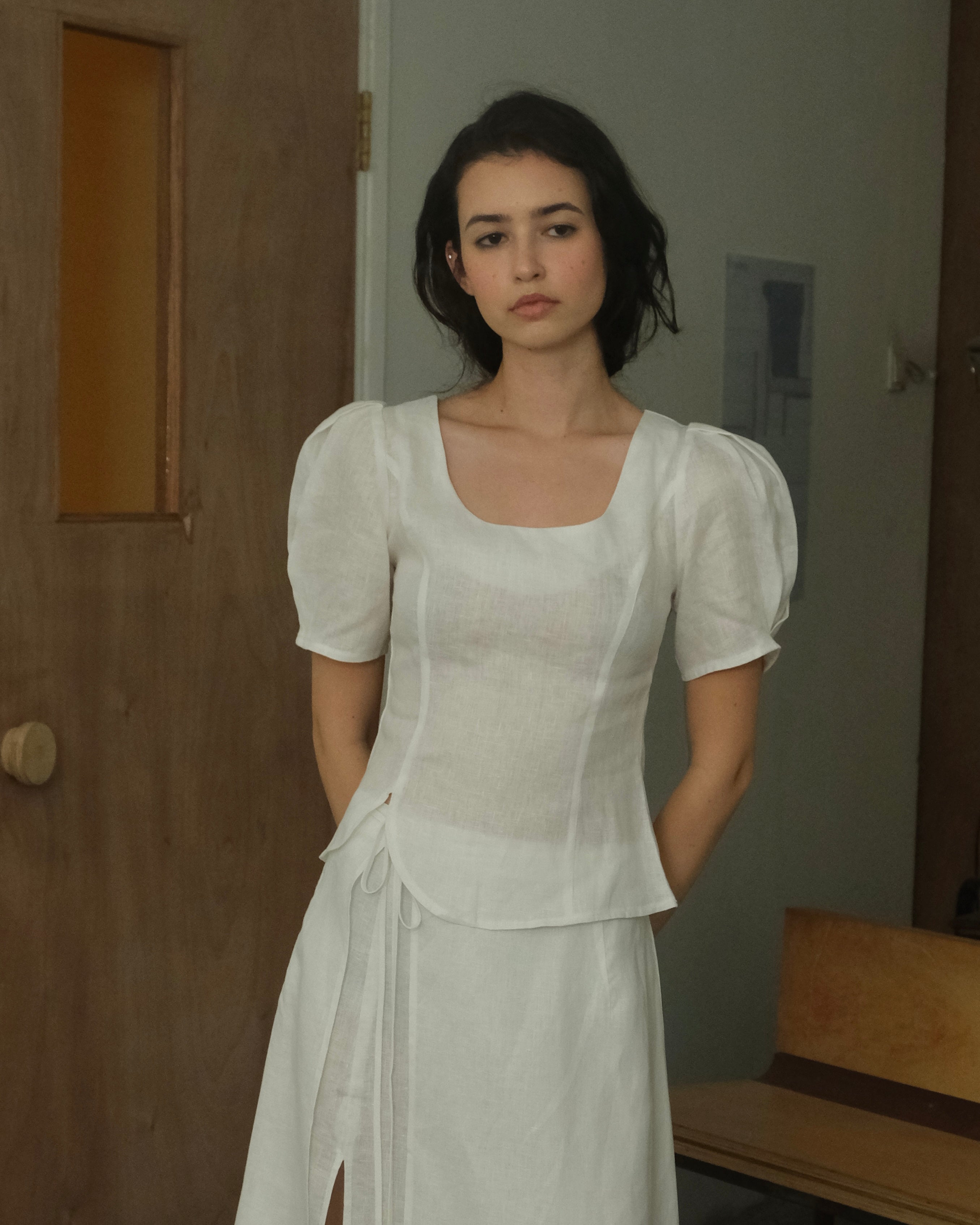 INVERTED PLEAT SLEEVE FITTED TOP in white