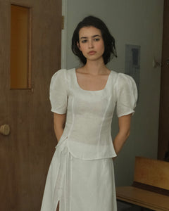 INVERTED PLEAT SLEEVE FITTED TOP in white