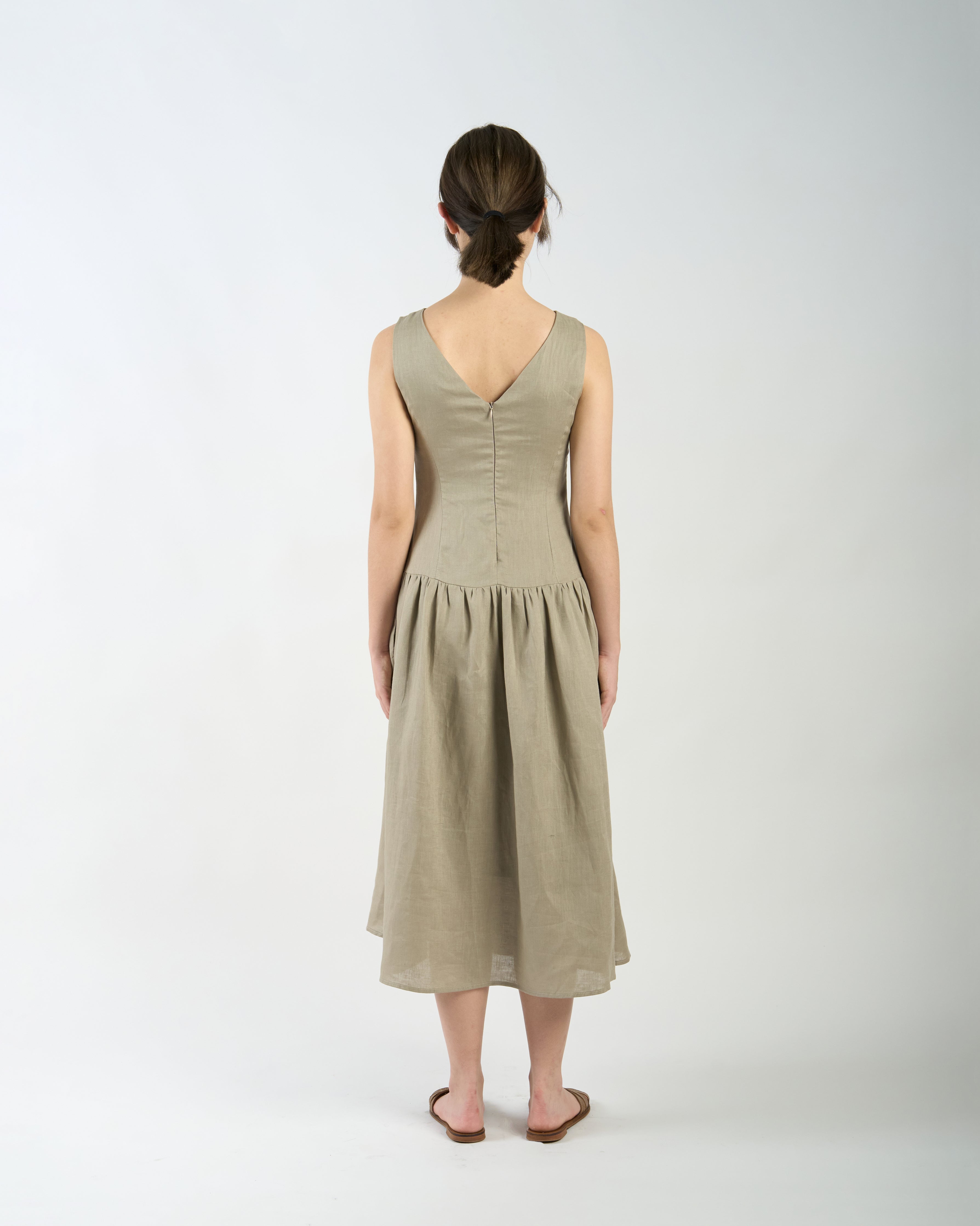 BOAT NECK GATHERED DRESS in taupe