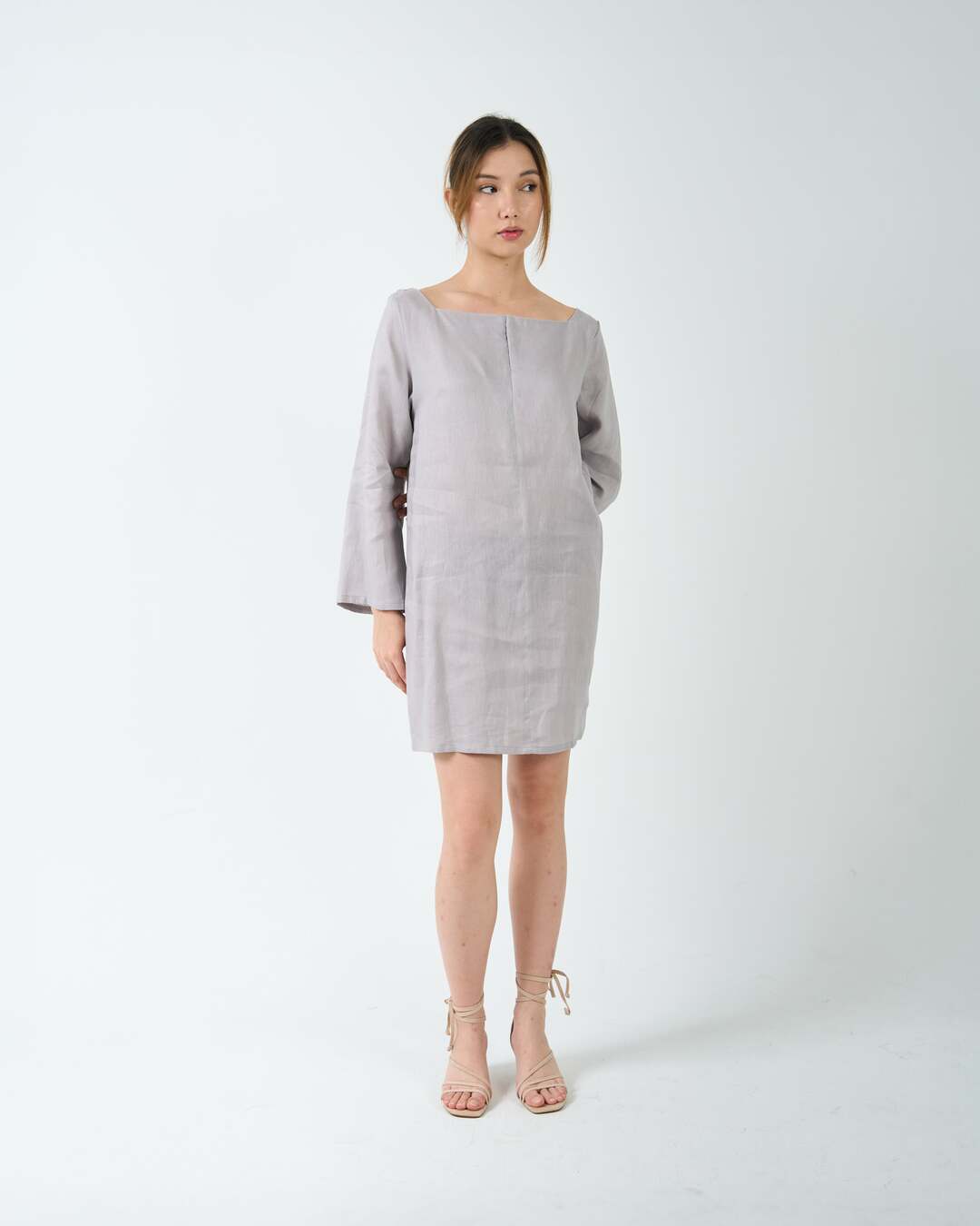 BELL SLEEVE SHIFT DRESS in light grey