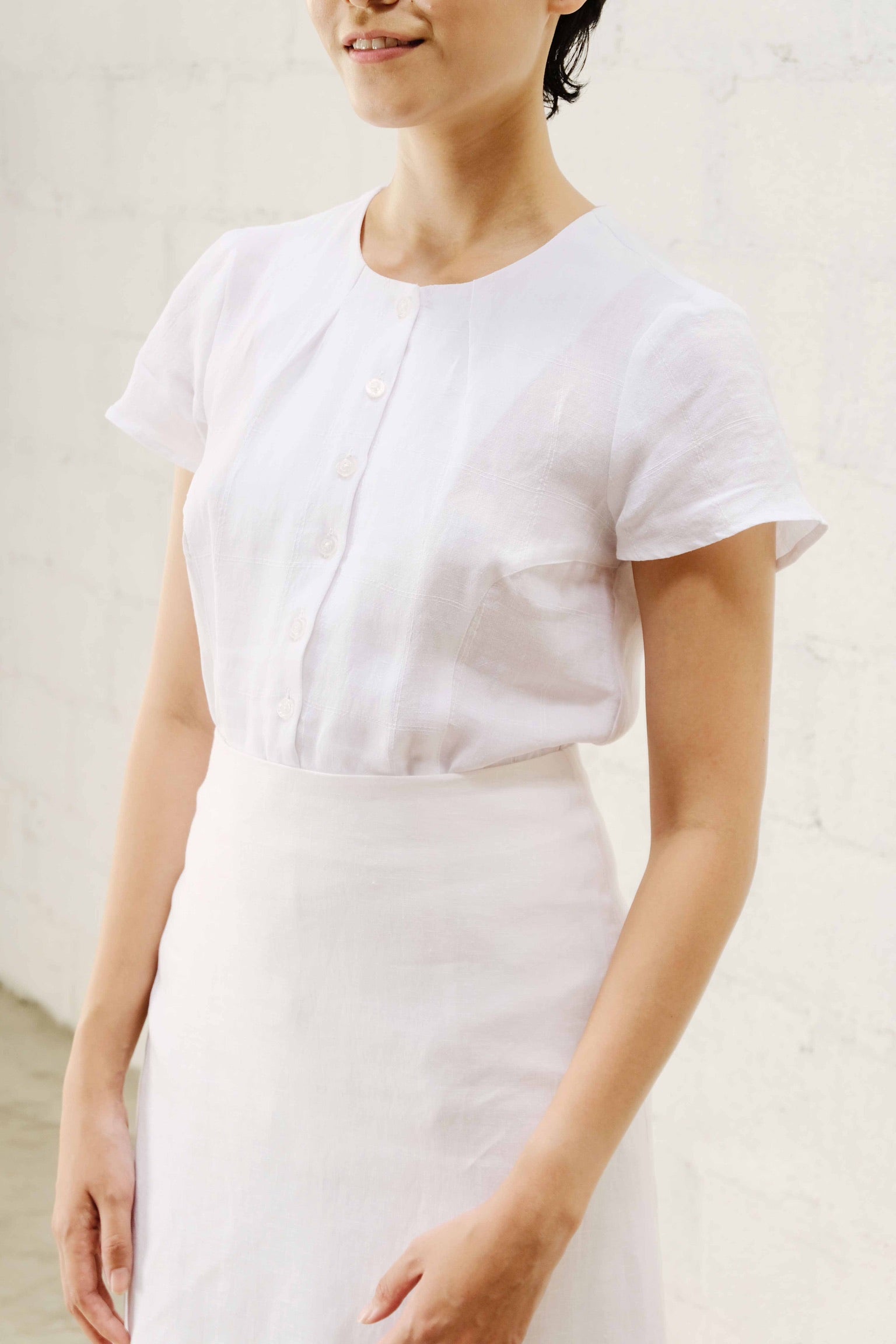 PLEATED BUTTON TOP in textured white