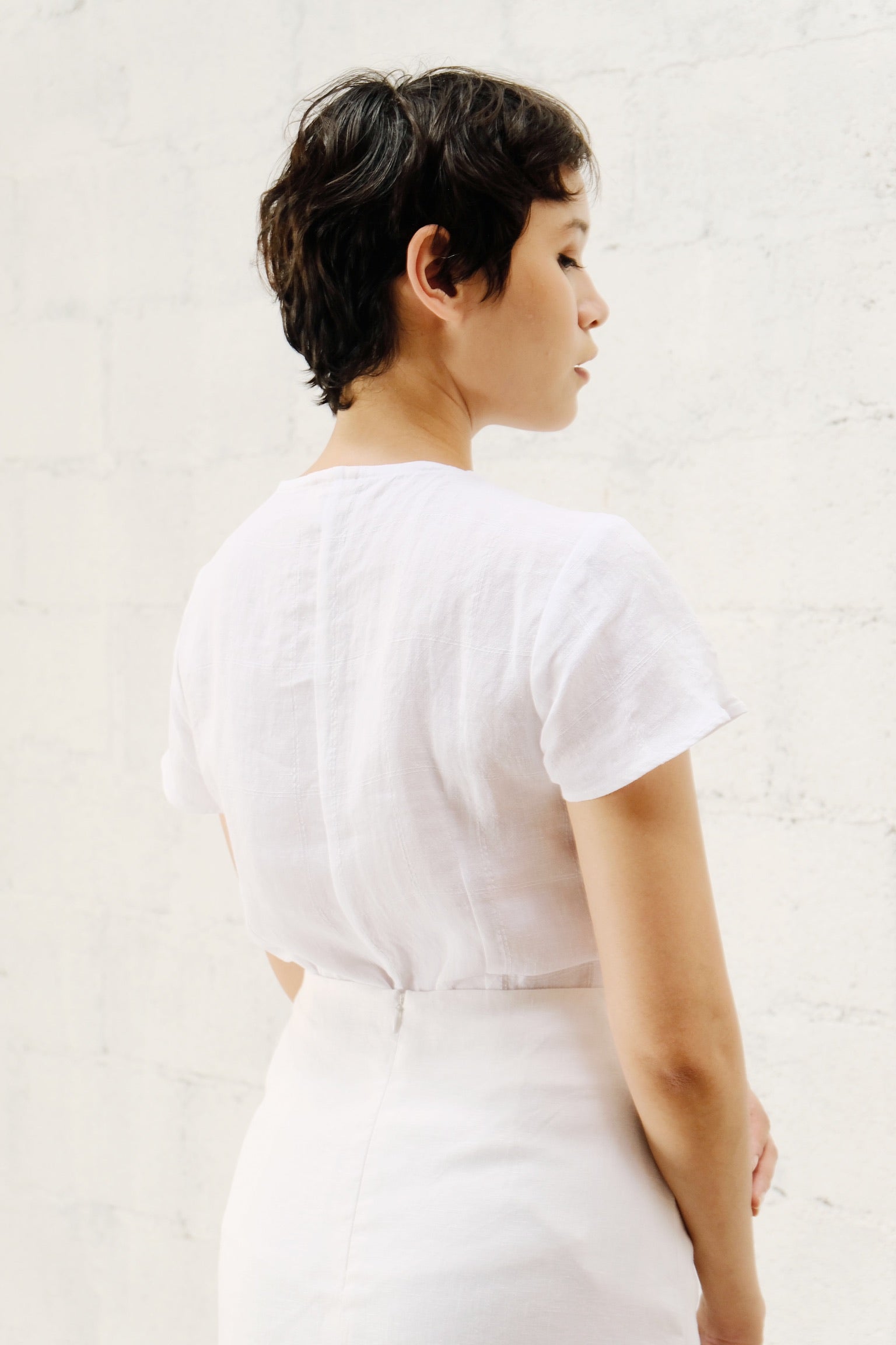 PLEATED BUTTON TOP in textured white