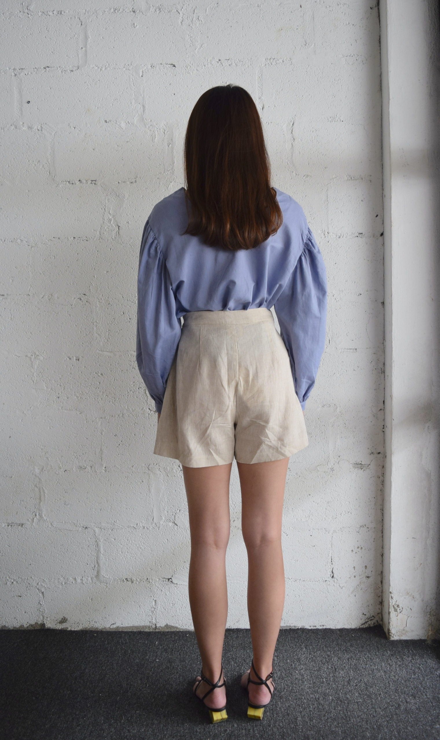 V-NECK PUFF SLEEVE TOP in hydrangea purple