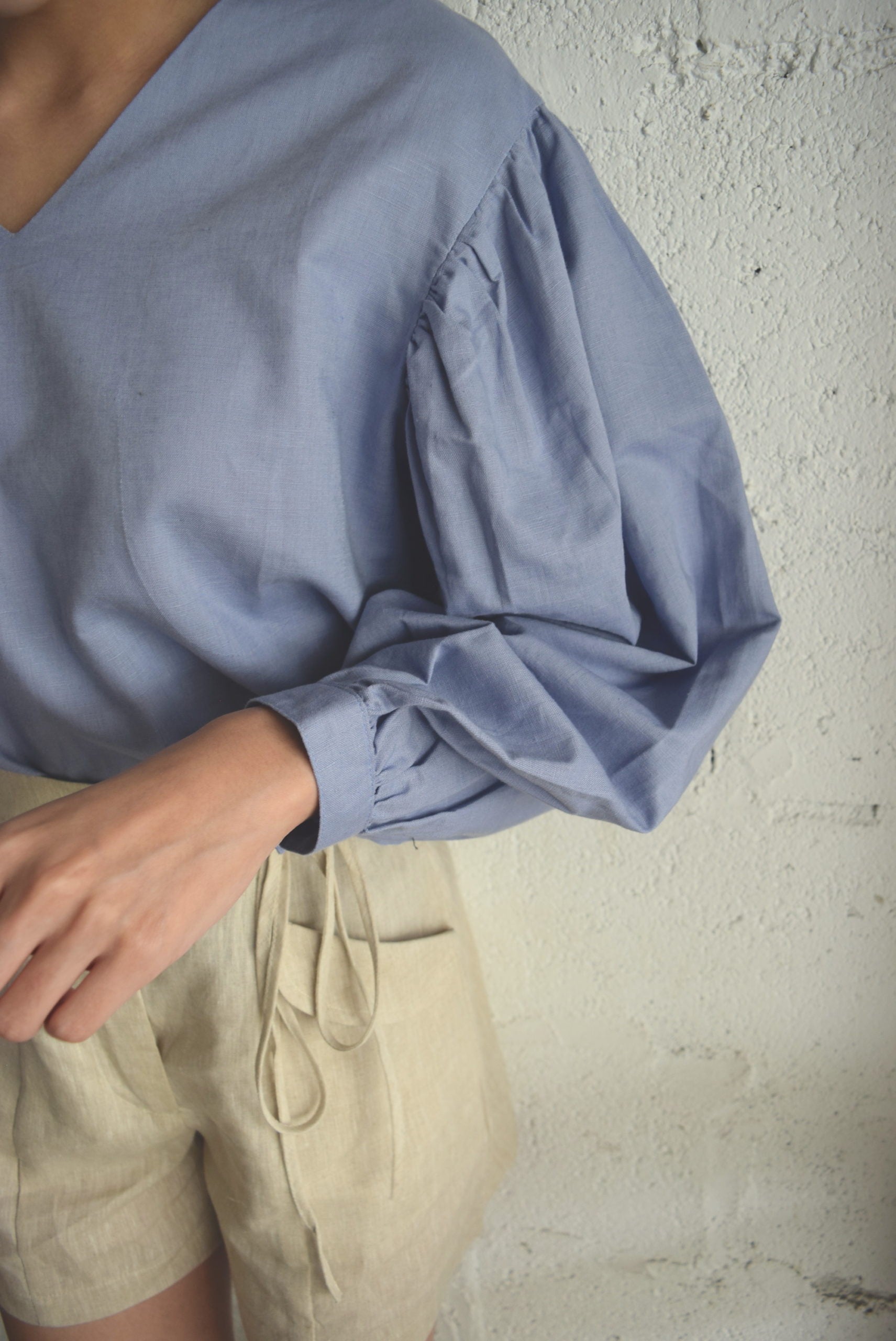 V-NECK PUFF SLEEVE TOP in hydrangea purple