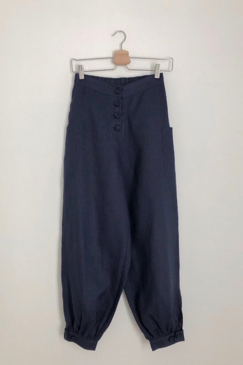 BUTTON JOGGER in navy blue
