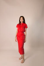 Load image into Gallery viewer, MIDI SLIT SKIRT in red
