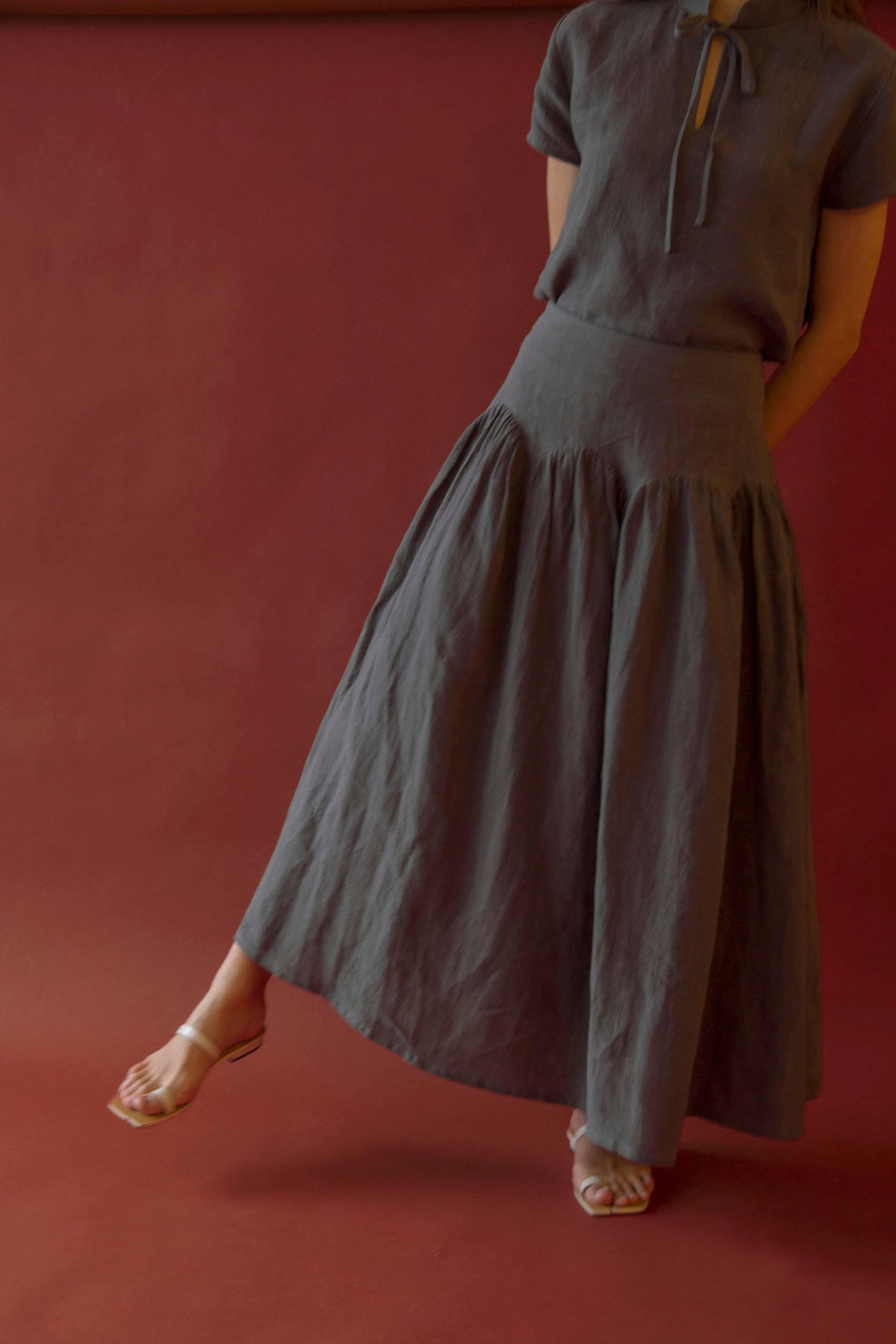 SCALLOP FRILL SKIRT in textured grey