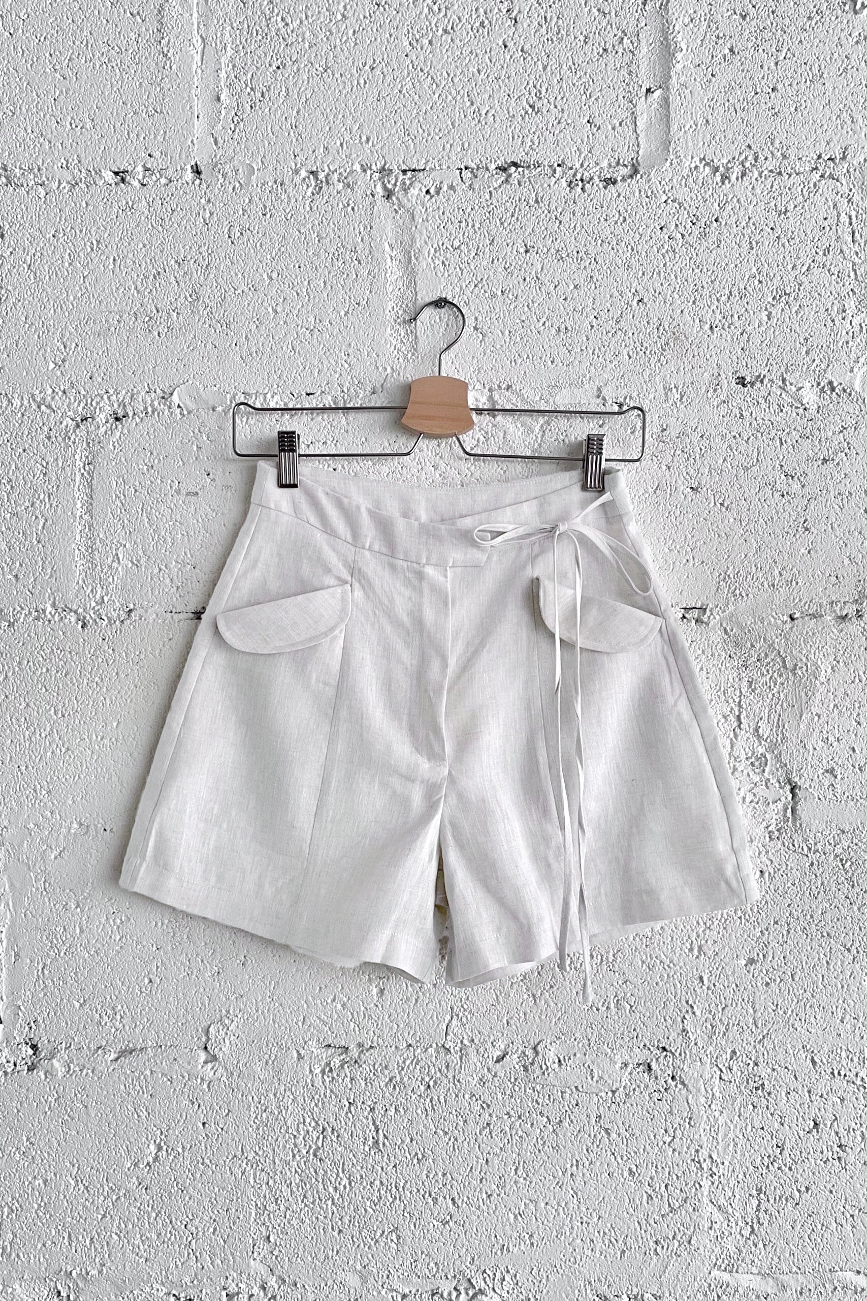 FLARE SHORTS in white